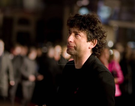 Foto de Neil Gaiman en el estreno europeo de Beowulf en el cine Vue el 11 de noviembre de 2007, Londres, Inglaterra. - Imagen libre de derechos