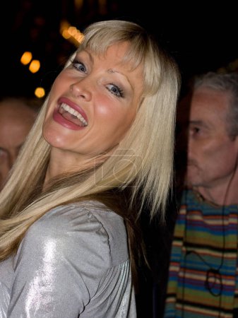 Foto de LONDRES - 15 DE NOVIEMBRE: Caprice Bourret llega para la Noche de Prensa "Buscando Desesperadamente a Susan" en el Teatro Novello el 15 de noviembre de 2007 en Londres. - Imagen libre de derechos
