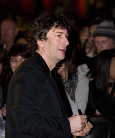 Foto de Neil Gaiman en el estreno europeo de Beowulf en el cine Vue el 11 de noviembre de 2007, Londres, Inglaterra. - Imagen libre de derechos