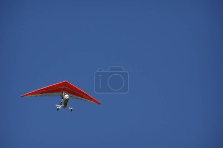 Foto de Hang-glider in blue sky - Imagen libre de derechos