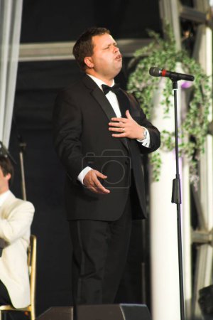Foto de Paul Potts tocando en vivo en el Margam Country Park en Neath el 08 de julio de 2007. - Imagen libre de derechos