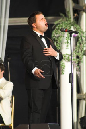 Téléchargez les photos : Paul Potts en concert au Margam Country Park à Neath le 08 juillet 2007. - en image libre de droit