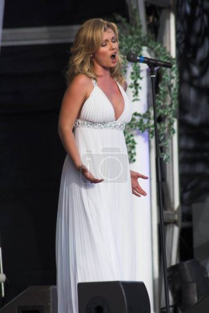 Foto de Katherine Jenkins tocando en vivo en el Margam Country Park en Neath el 08 de julio de 2007. - Imagen libre de derechos