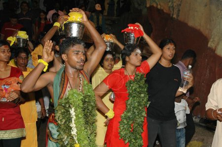 Foto de Penang, Malaysia, 2 Feb 2009. Devotees smashing coconuts in the street in anticipation of the arrival of Lord Murugan's chariot in the annual Thaipusam festival - Imagen libre de derechos