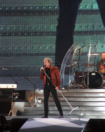 Téléchargez les photos : Rod Stewart joue en concert au Millennium Stadium lors de sa tournée Rockin In The Round à Cardiff, au Pays de Galles, le 7 juillet 2007. - en image libre de droit