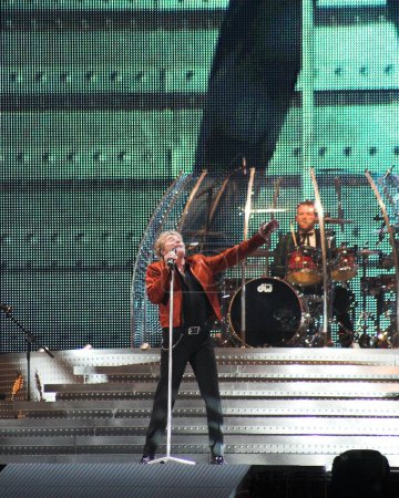 Téléchargez les photos : Rod Stewart joue en concert au Millennium Stadium lors de sa tournée Rockin In The Round à Cardiff, au Pays de Galles, le 7 juillet 2007. - en image libre de droit