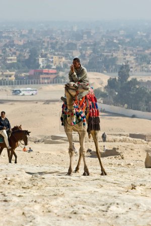 Téléchargez les photos : Promenade en chameau dans le désert - en image libre de droit