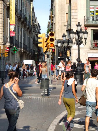 Téléchargez les photos : Barcelone rue avec des gens, lieu de voyage sur fond - en image libre de droit