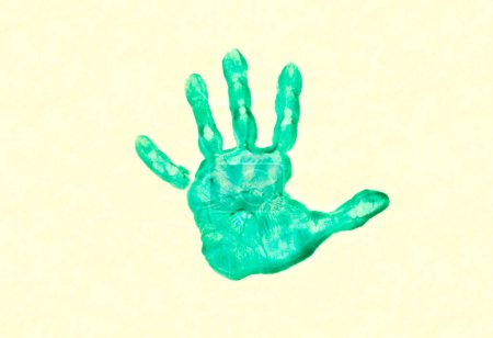 Téléchargez les photos : Empreinte de main des enfants d'âge préscolaire sur fond jaune - en image libre de droit