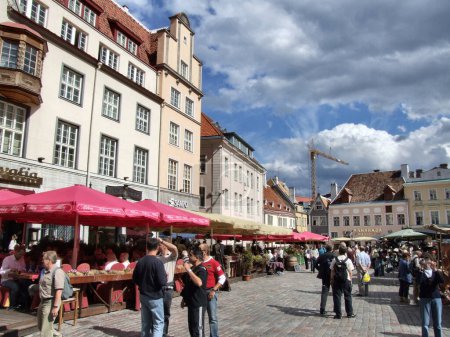 Téléchargez les photos : Tallinn - belle ville avec des gens, lieu de voyage sur le fond - en image libre de droit