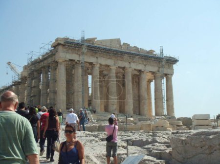 Téléchargez les photos : Touristes visitant le temple du Parthénon à Athènes, Grèce - en image libre de droit
