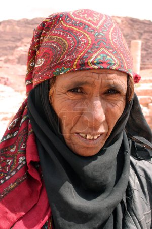 Foto de Retrato de mujer beduina en el desierto - Imagen libre de derechos