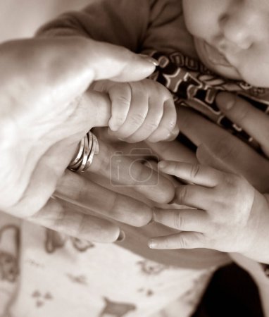 Téléchargez les photos : Gros plan des mains du nouveau-né et de la mère - en image libre de droit