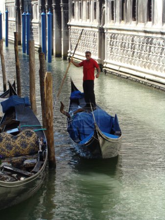 Foto de Gondolero en el canal de Venecia - Imagen libre de derechos