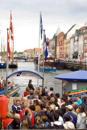 Téléchargez les photos : Bateaux avec touristes sur le canal Nyhavn, Copenhague - en image libre de droit