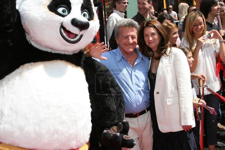 Téléchargez les photos : Dustin Hoffman, Lisa Hoffman à la première de kung fu panda - en image libre de droit