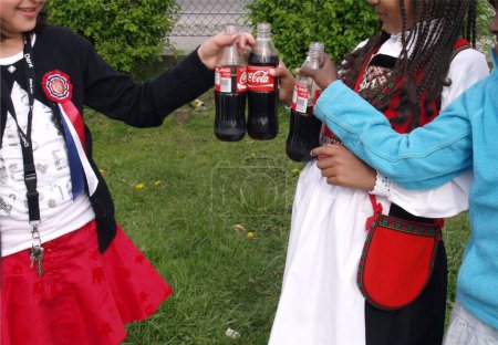 Téléchargez les photos : Filles acclamations coca-cola - en image libre de droit