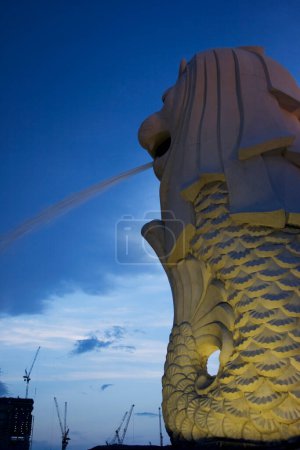Téléchargez les photos : Merlion fountain in Singapore and blue sky - en image libre de droit
