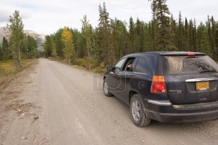 Foto de Wrangell-St. Elias y coche en el bosque - Imagen libre de derechos
