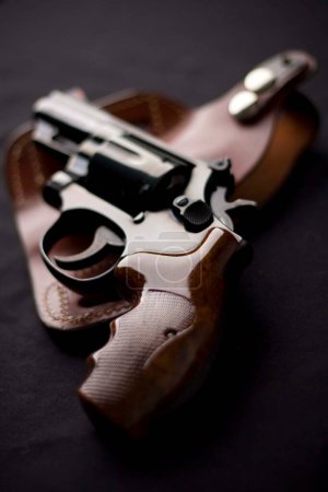 Foto de Smith y Wesson 357 Magnum sobre la mesa - Imagen libre de derechos