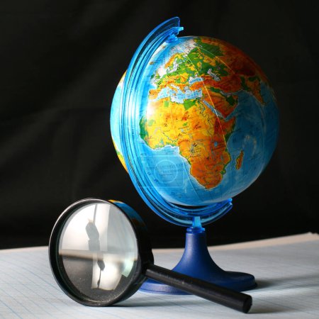 Téléchargez les photos : Globe terrestre sur fond, gros plan - en image libre de droit