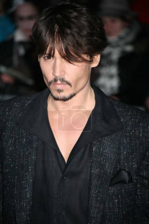 Téléchargez les photos : Johnny Depp. Arrivée à la première européenne de 'Sweeney Todd' à l'Odeon Leicester Square le 10 janvier 2008 à Londres, Royaume-Uni - en image libre de droit
