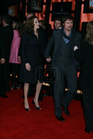 Téléchargez les photos : SANTA MONICA, CA - 07 JANVIER : L'actrice Angelina Jolie et l'acteur Brad Pitt arrivent au 13e PRIX ANNUEL DE CRITIQUE à l'Auditorium civique de Santa Monica le 7 janvier 2008 à Santa Monica, Californie. - en image libre de droit