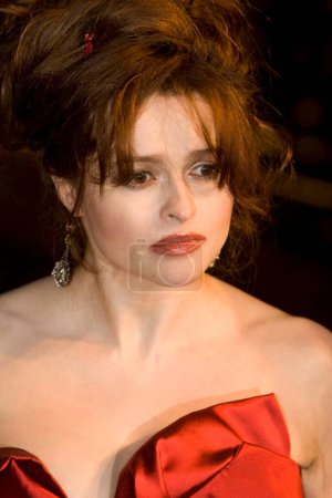 Téléchargez les photos : Helena Bonham Carter. Arrivée à la première européenne de 'Sweeney Todd' à l'Odeon Leicester Square le 10 janvier 2008 à Londres, Royaume-Uni - en image libre de droit