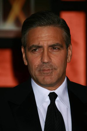 Foto de El actor George Clooney llega al 13º PREMIO ANUAL DE ELECCIÓN DE CRÍTICA en el Auditorio Cívico de Santa Mónica el 7 de enero de 2008 en Santa Mónica, California - Imagen libre de derechos