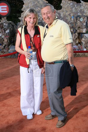 Téléchargez les photos : Roy Disney avec sa femme à la première mondiale du film "Wall E" de Disney-Pixar au Greek Theatre, Hollywood, Californie le 21 juin 2008. - en image libre de droit