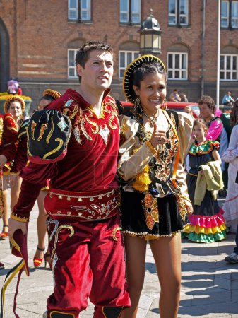 Foto de COPENHAGUE - 26 DE MAYO: Los participantes en el 30º desfile anual del Carnaval de Copenhague de trajes fantásticos, baile de samba y estilos latinos comienzan el 26 de mayo de 2012 en Copenhague, Dinamarca. - Imagen libre de derechos