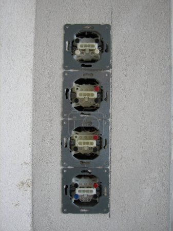 Téléchargez les photos : Installations électriques : interrupteurs - en image libre de droit