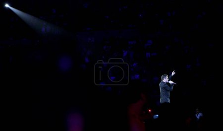 Téléchargez les photos : LOS ANGELES, CA - 25 JUIN : Le chanteur George Michael se produit sur scène lors de la tournée "25 Live" 2008 qui a eu lieu au Forum le 25 juin 2008 à Los Angeles, Californie. - en image libre de droit
