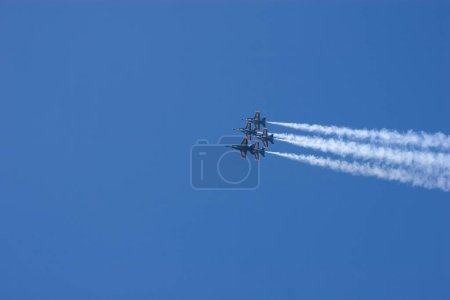 Téléchargez les photos : Avions volants sur fond bleu ciel - en image libre de droit
