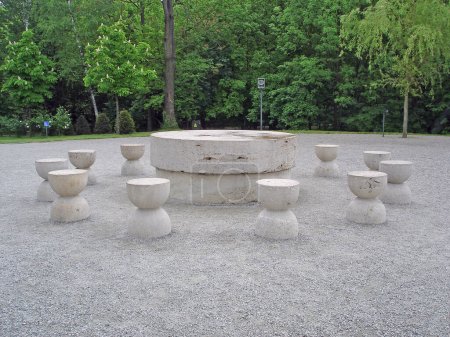 Téléchargez les photos : Vieilles chaises en pierre avec table dans le parc - en image libre de droit