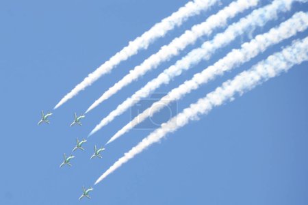 Foto de Aero Show sobre fondo cielo azul - Imagen libre de derechos