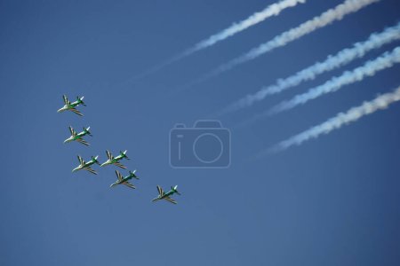 Téléchargez les photos : Aero Show sur fond de ciel bleu - en image libre de droit