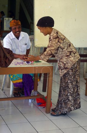 Foto de Una mujer anciana votante - Imagen libre de derechos