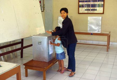 Photo for Indonesian woman voting looking at camera - Royalty Free Image