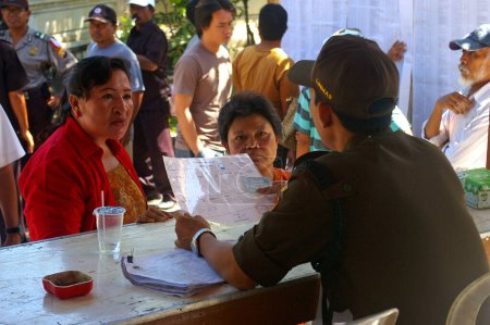 Foto de Vista de los votantes que presentan documentos - Imagen libre de derechos