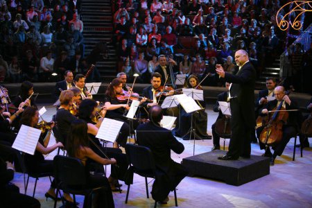 Foto de Konstantin Orbeljan con una orquesta - Imagen libre de derechos