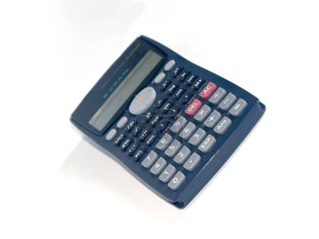 Téléchargez les photos : La calculatrice sur fond blanc - en image libre de droit