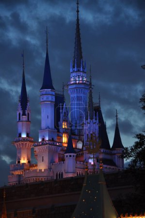 Téléchargez les photos : Château Disney légendaire à Disneyland - en image libre de droit
