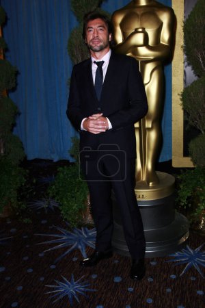 Téléchargez les photos : BEVERLY HILLS, CA - LE 04 FÉVRIER : Javier Bardem pose lors du 80e déjeuner annuel des nominés aux Oscars qui s'est tenu au Beverly Hilton Hotel le 4 février 2008 à Los Angeles, Californie. - en image libre de droit