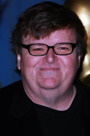 Téléchargez les photos : BEVERLY HILLS, CA - LE 04 FÉVRIER : Michael Moore pose lors du 80e déjeuner annuel des nominés aux Oscars qui s'est tenu au Beverly Hilton Hotel le 4 février 2008 à Los Angeles, Californie. - en image libre de droit