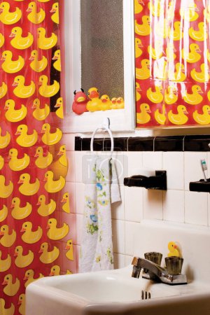 Téléchargez les photos : Canards en caoutchouc dans la salle de bain - en image libre de droit
