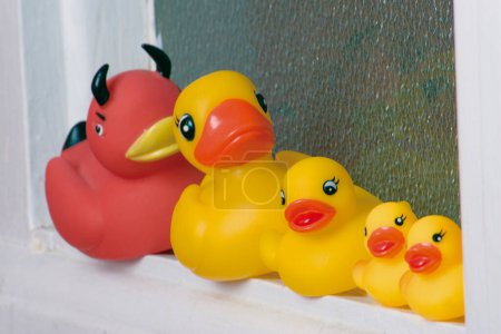 Téléchargez les photos : Canards en caoutchouc coloré, jouets pour enfants, gros plan - en image libre de droit