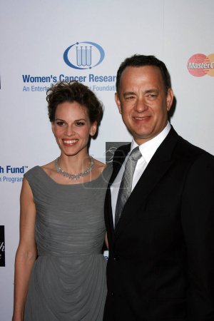 Téléchargez les photos : Hilary Swank et Tom Hanks à la cinquième avenue saks soirée inoubliable - en image libre de droit
