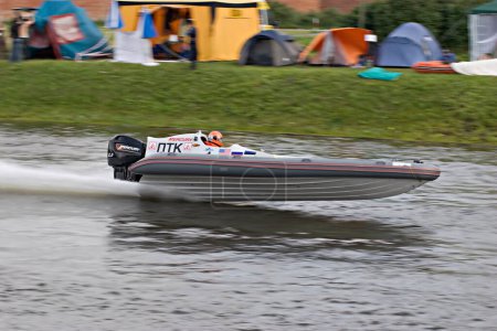 Téléchargez les photos : Bateau de vitesse à la compétition à Saint-Pétersbourg - en image libre de droit
