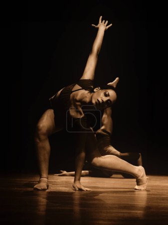 Foto de Bailarines de ballet modernos bailando en el escenario - Imagen libre de derechos
